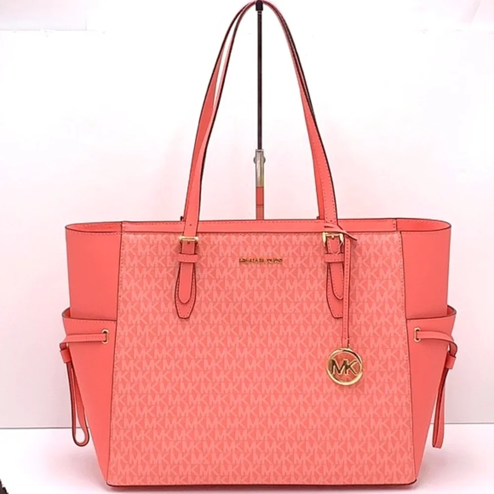 MICHAEL KORS GILLY LARGE DRAWSTRING TRAVEL TOTE GRAPEFRUIT SIGNATURE - Picture 4 of 16